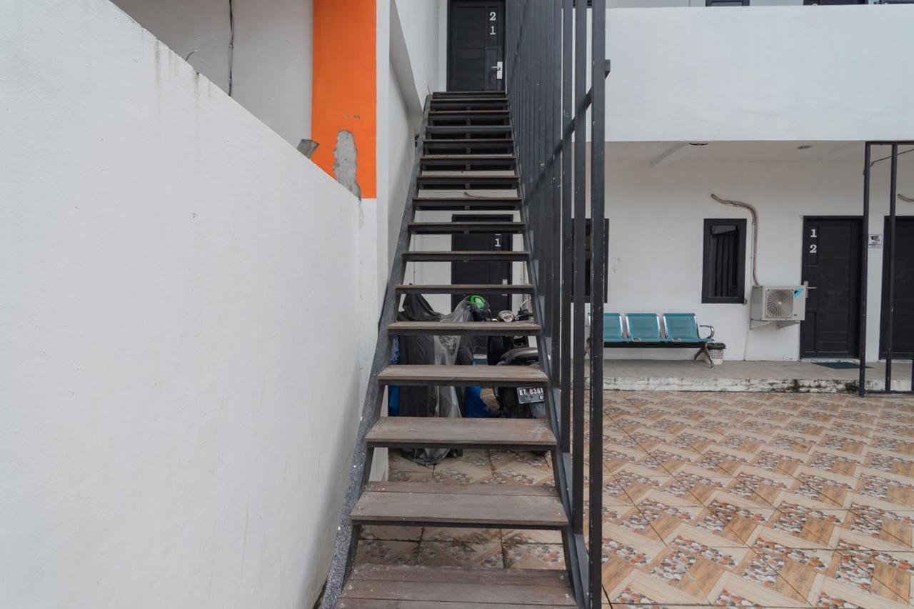 Reddoorz At Sani Guest House Balikpapan Bagian luar foto